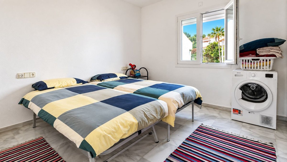 2 Bed Top Floor Apartment in La Duquesa