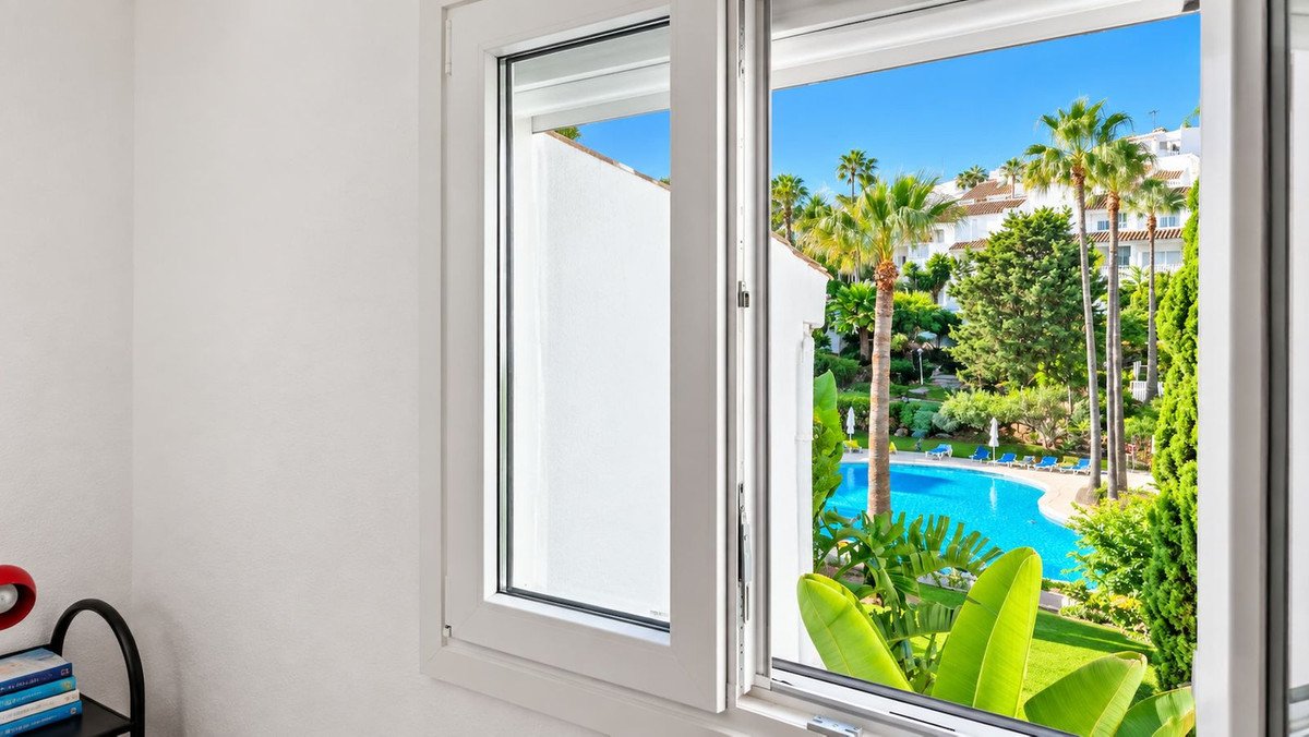 2 Bed Top Floor Apartment in La Duquesa