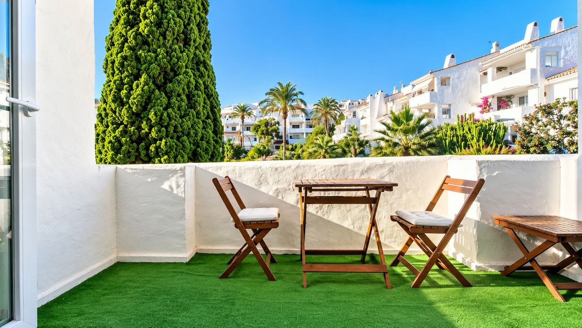 2 Bed Top Floor Apartment in La Duquesa