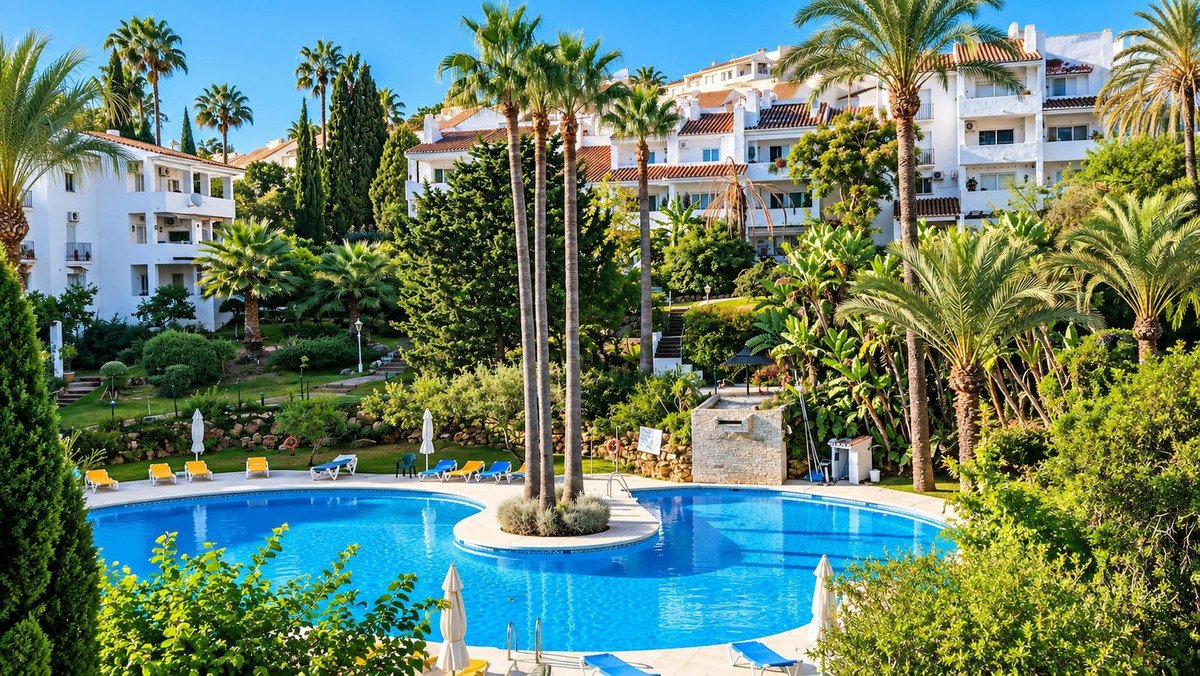 2 Bed Top Floor Apartment in La Duquesa