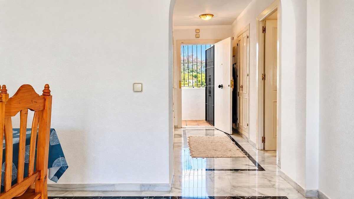 2 Bed Top Floor Apartment in La Duquesa