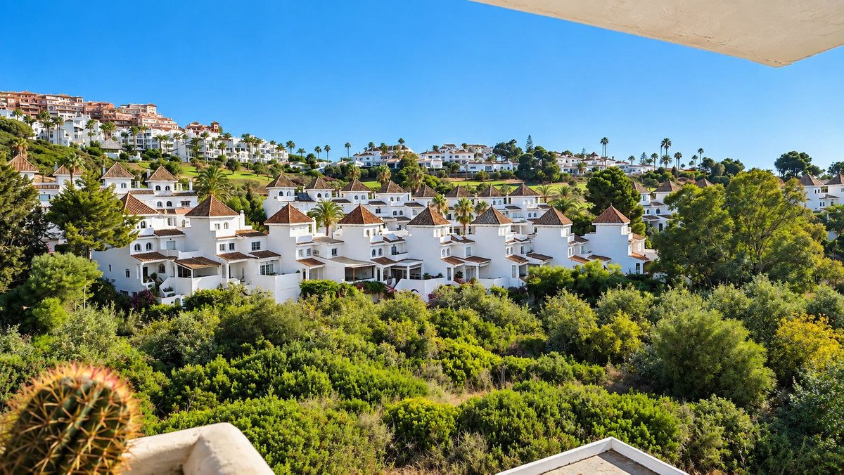 2 Bed Top Floor Apartment in La Duquesa