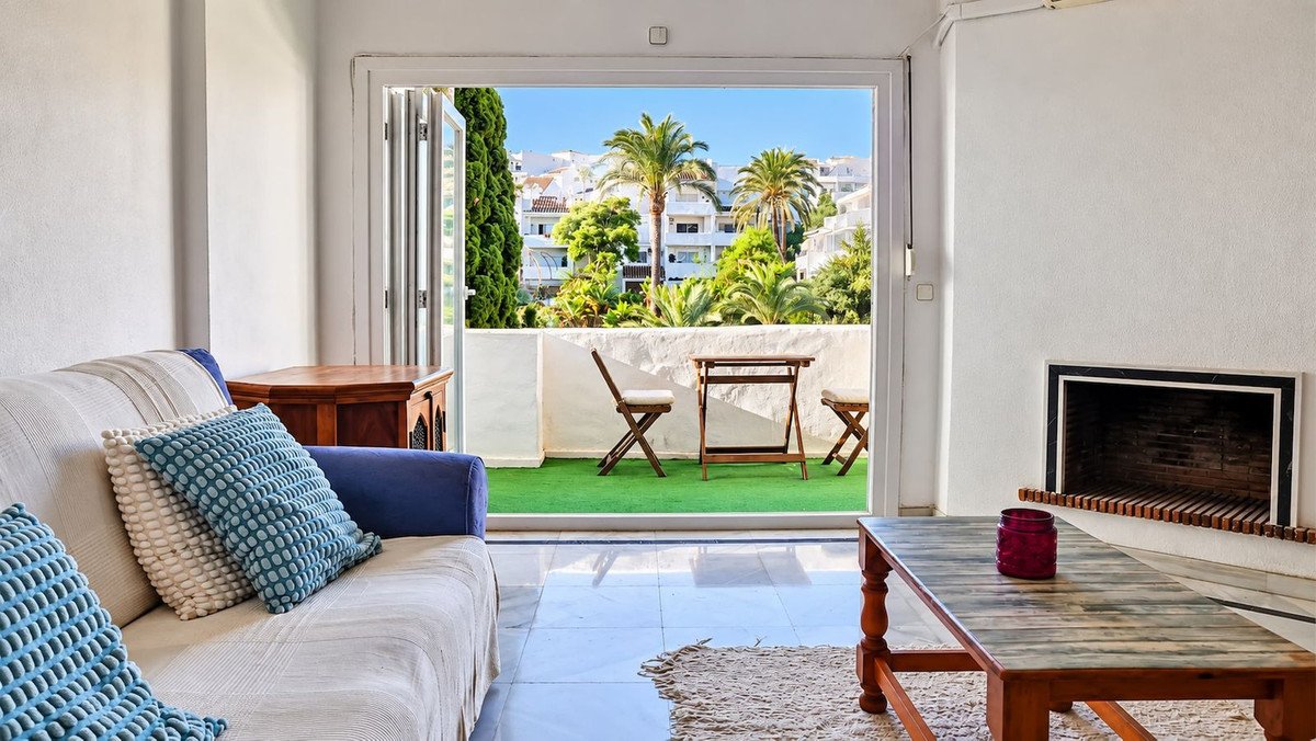 2 Bed Top Floor Apartment in La Duquesa