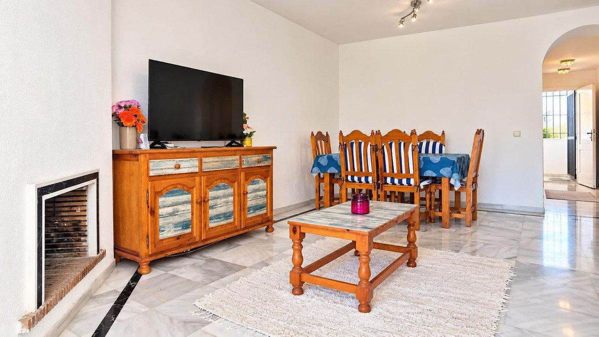 2 Bed Top Floor Apartment in La Duquesa