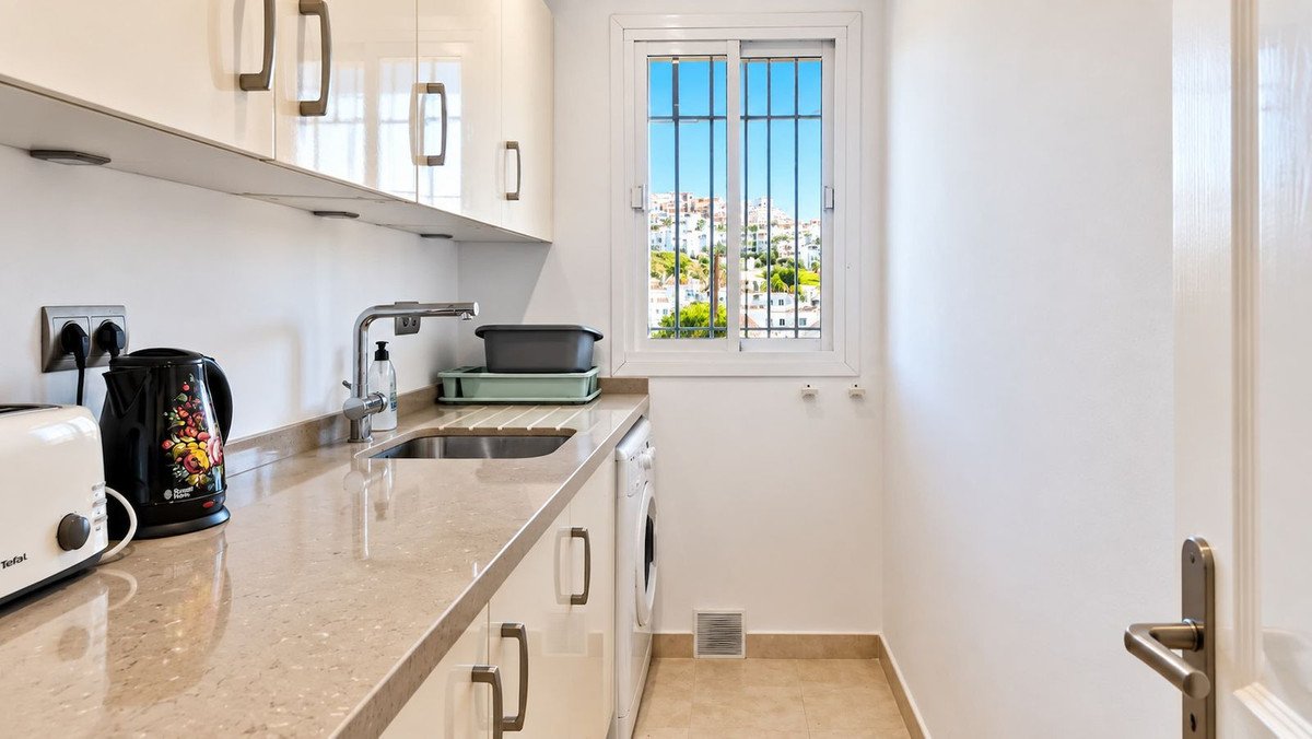 2 Bed Top Floor Apartment in La Duquesa