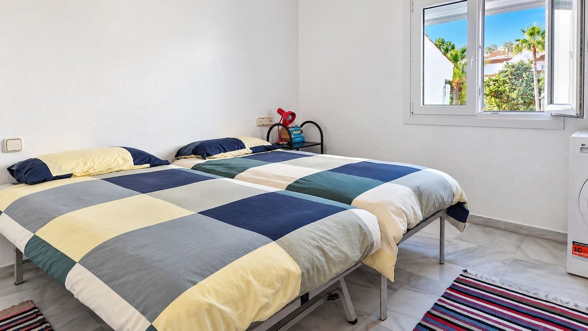 2 Bed Top Floor Apartment in La Duquesa
