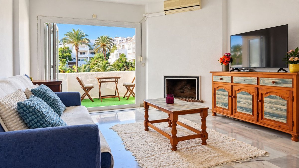 2 Bed Top Floor Apartment in La Duquesa