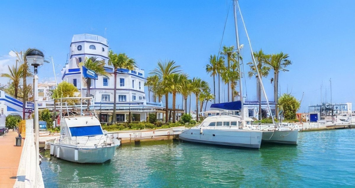 3 Bed Middle Floor Apartment in Estepona