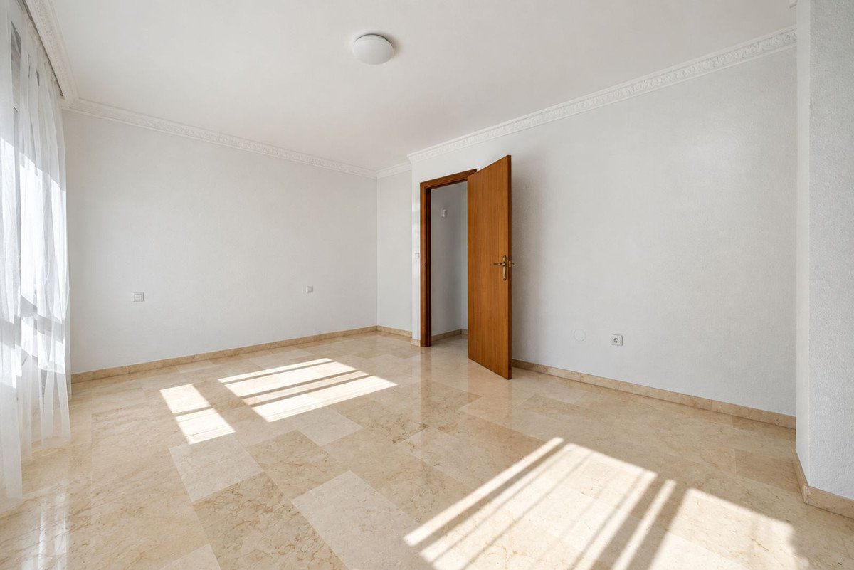 3 Bed Middle Floor Apartment in Estepona