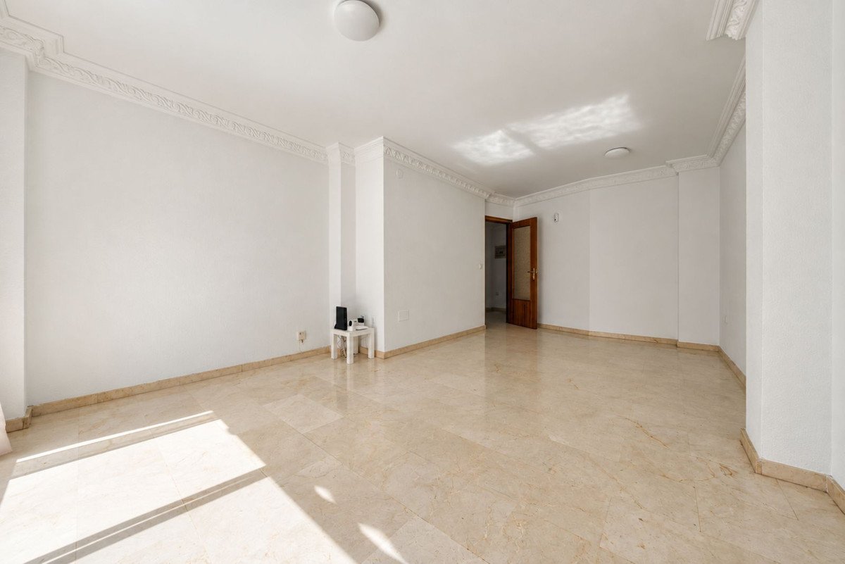 3 Bed Middle Floor Apartment in Estepona