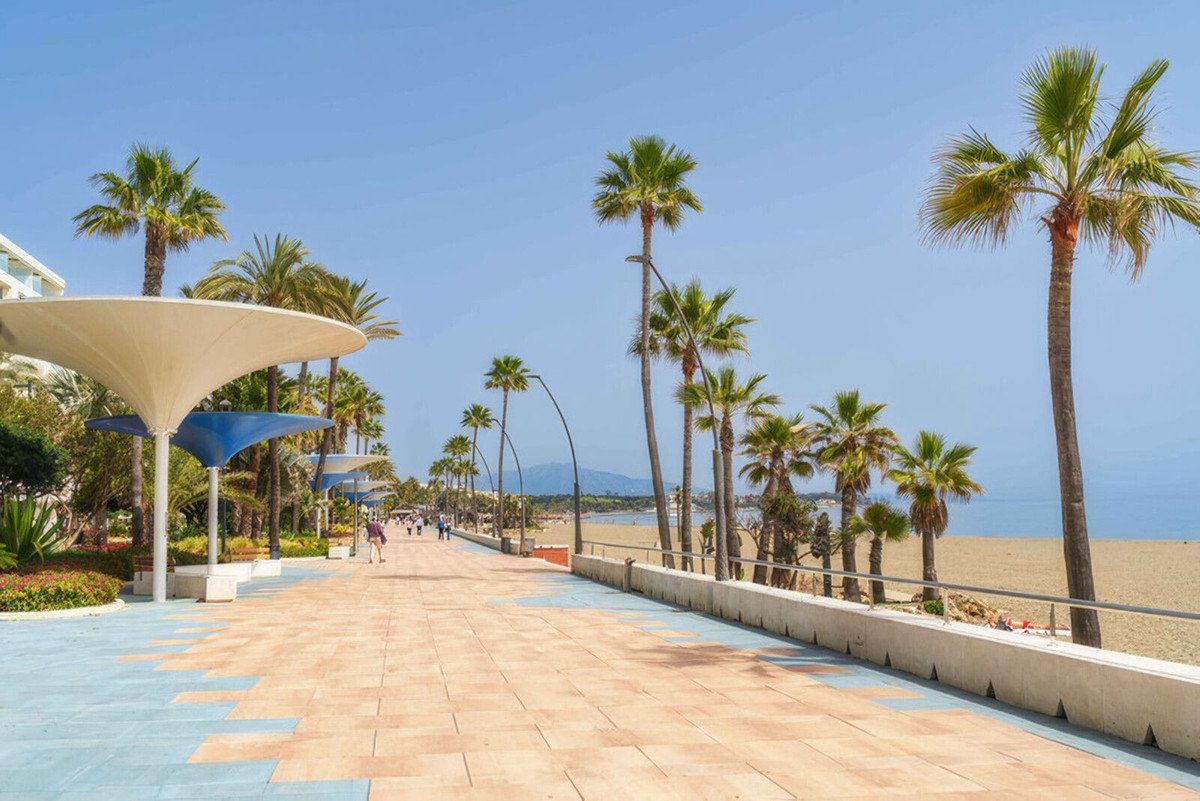 3 Bed Middle Floor Apartment in Estepona