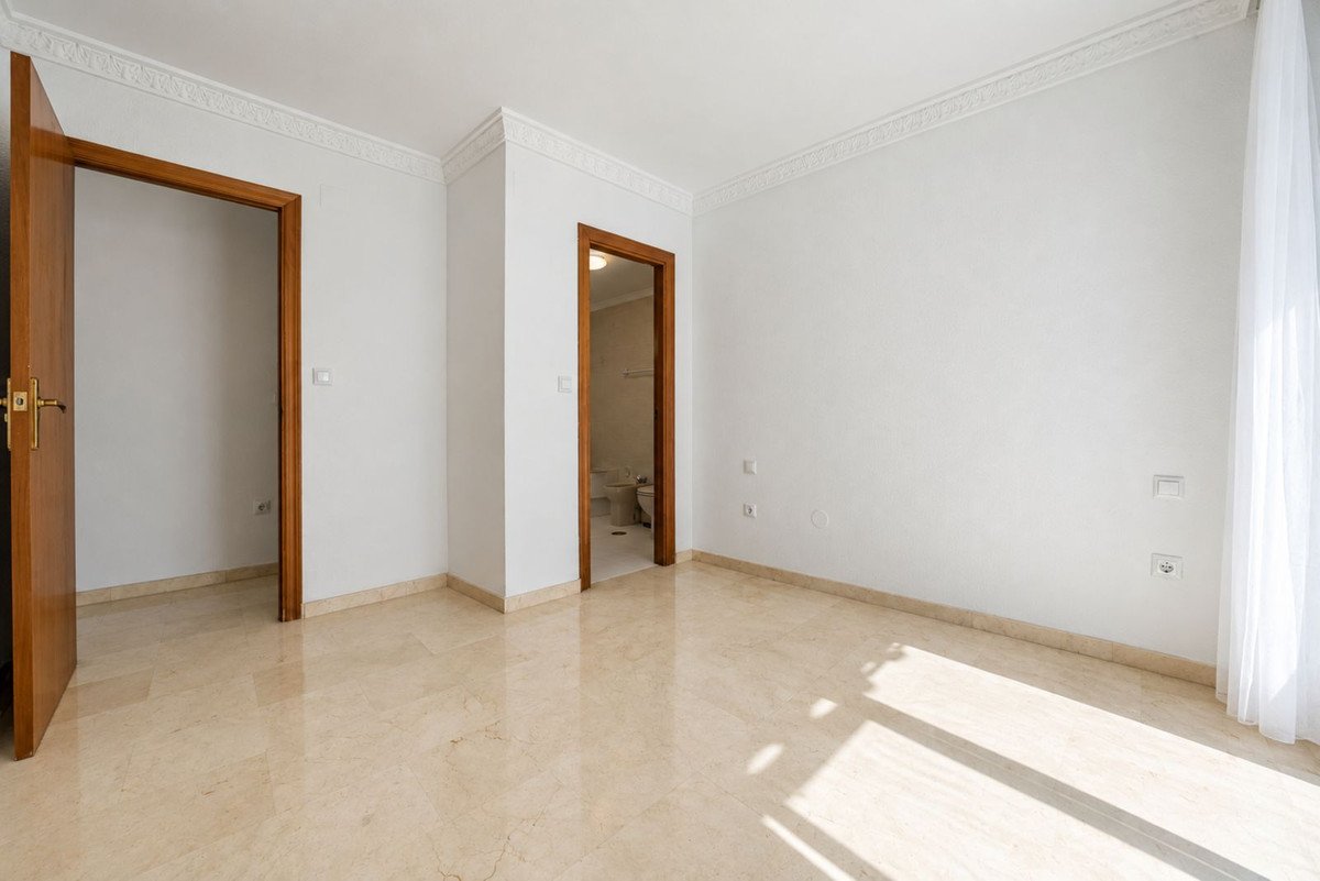 3 Bed Middle Floor Apartment in Estepona
