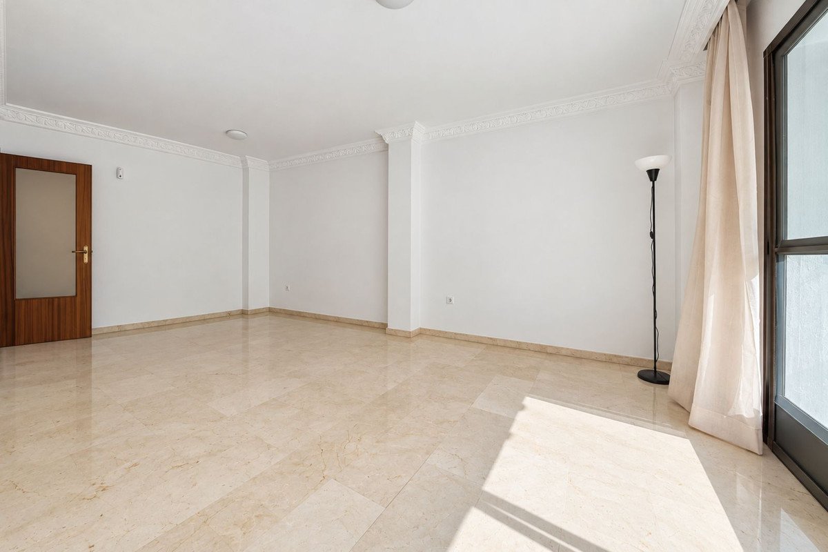 3 Bed Middle Floor Apartment in Estepona