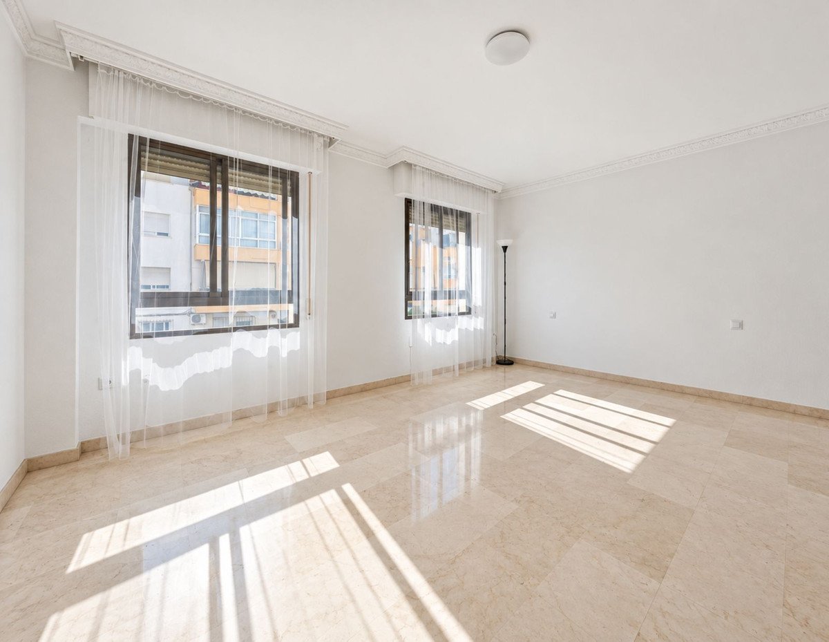 3 Bed Middle Floor Apartment in Estepona