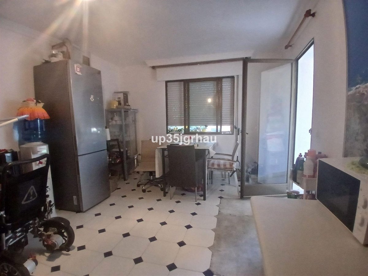 4 Bed Middle Floor Apartment in Estepona