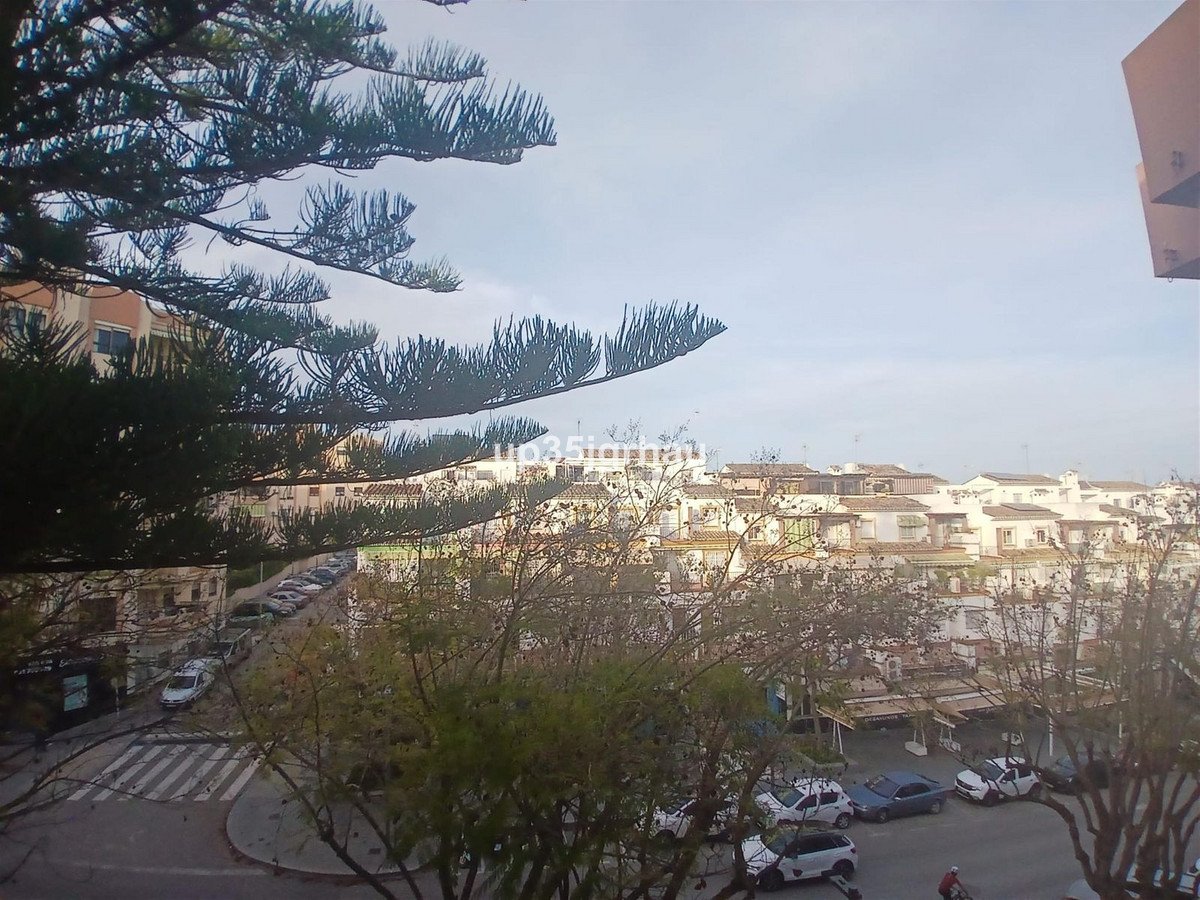 4 Bed Middle Floor Apartment in Estepona