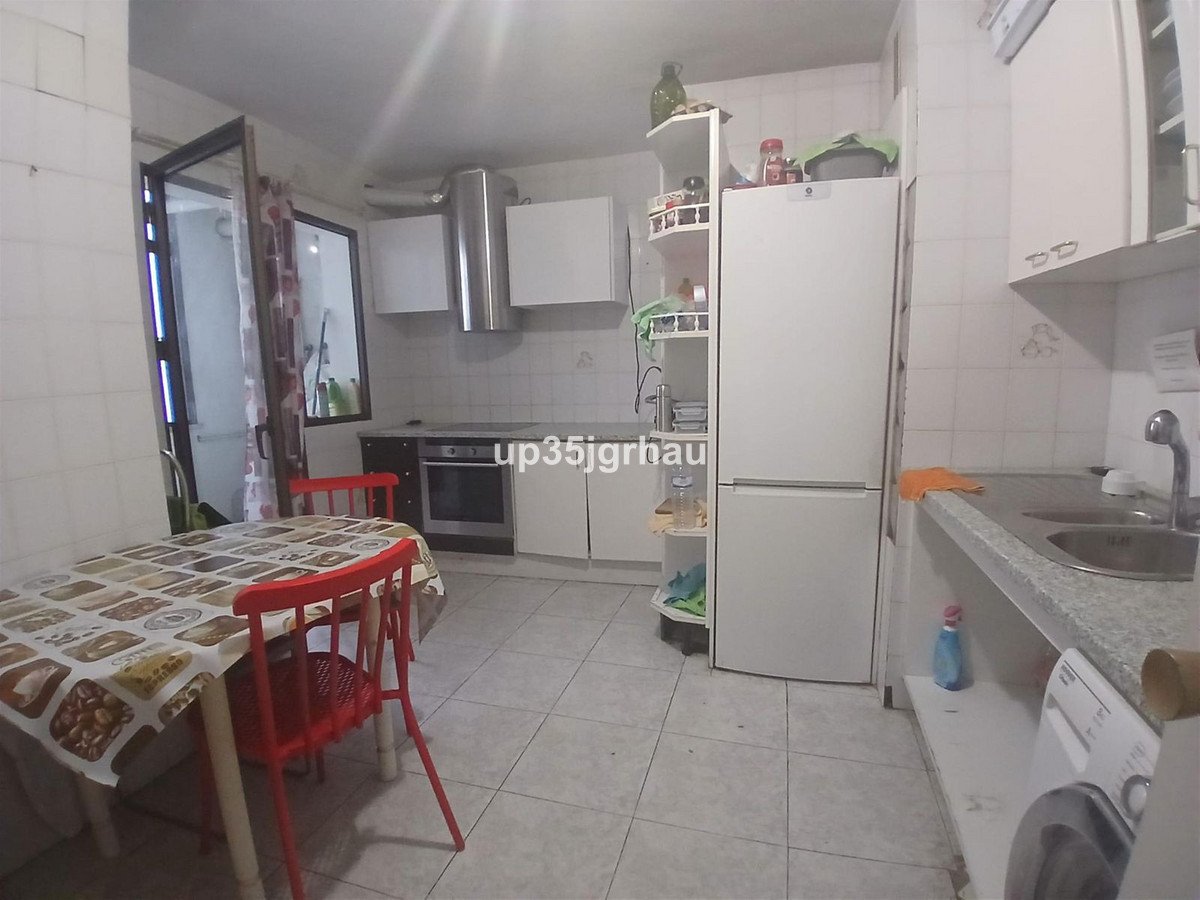 4 Bed Middle Floor Apartment in Estepona