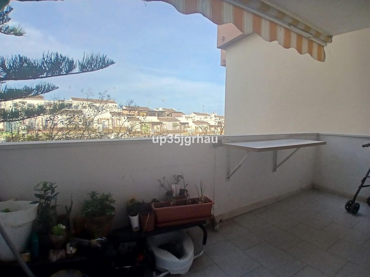4 Bed Middle Floor Apartment in Estepona