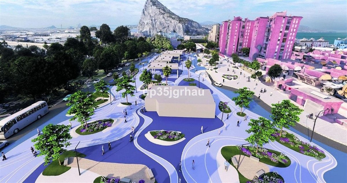 4 Bed Top Floor Apartment in La Línea