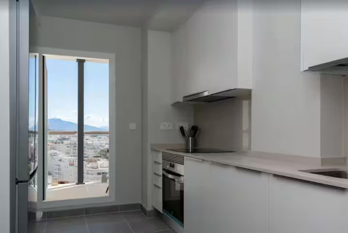2 Bed Middle Floor Apartment in Estepona