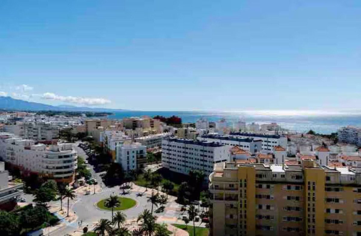 2 Bed Middle Floor Apartment in Estepona