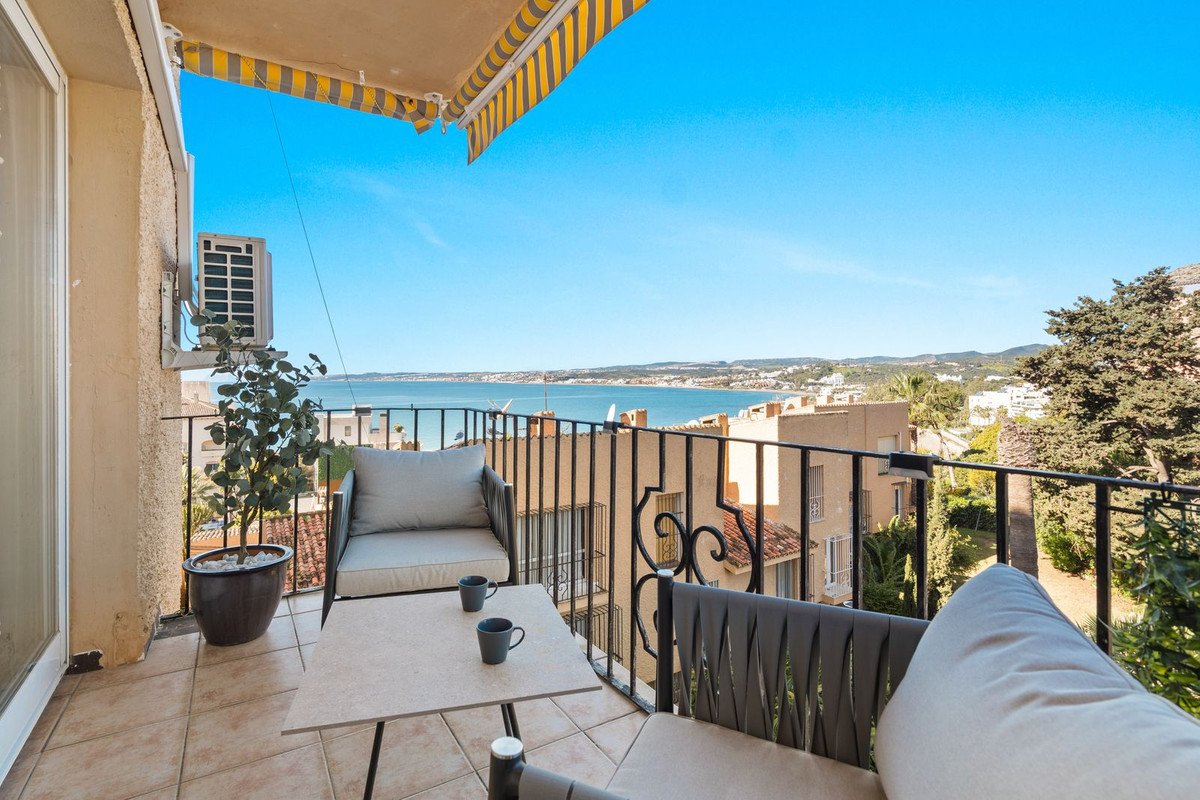 2 Bed Middle Floor Apartment in Estepona
