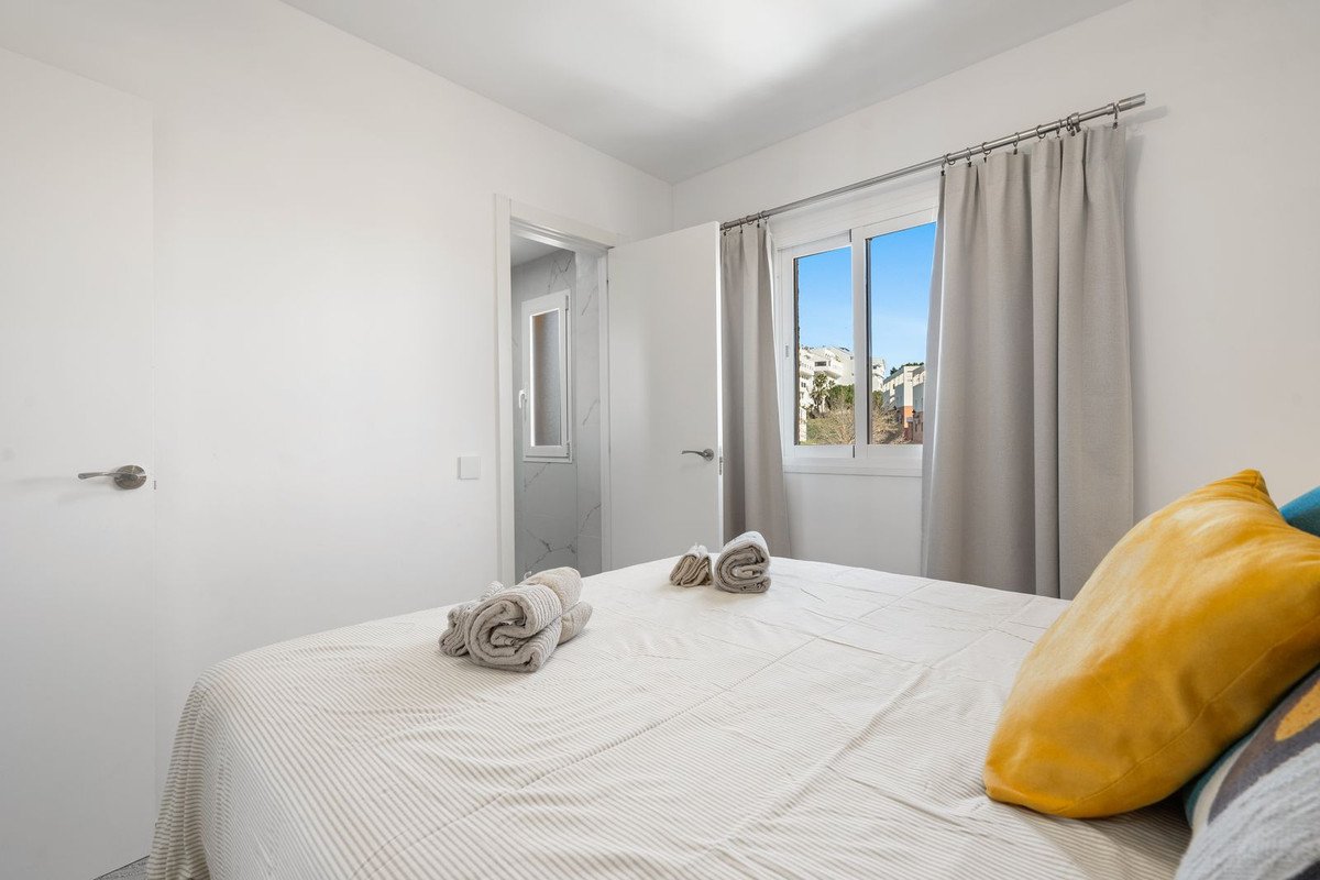 2 Bed Middle Floor Apartment in Estepona