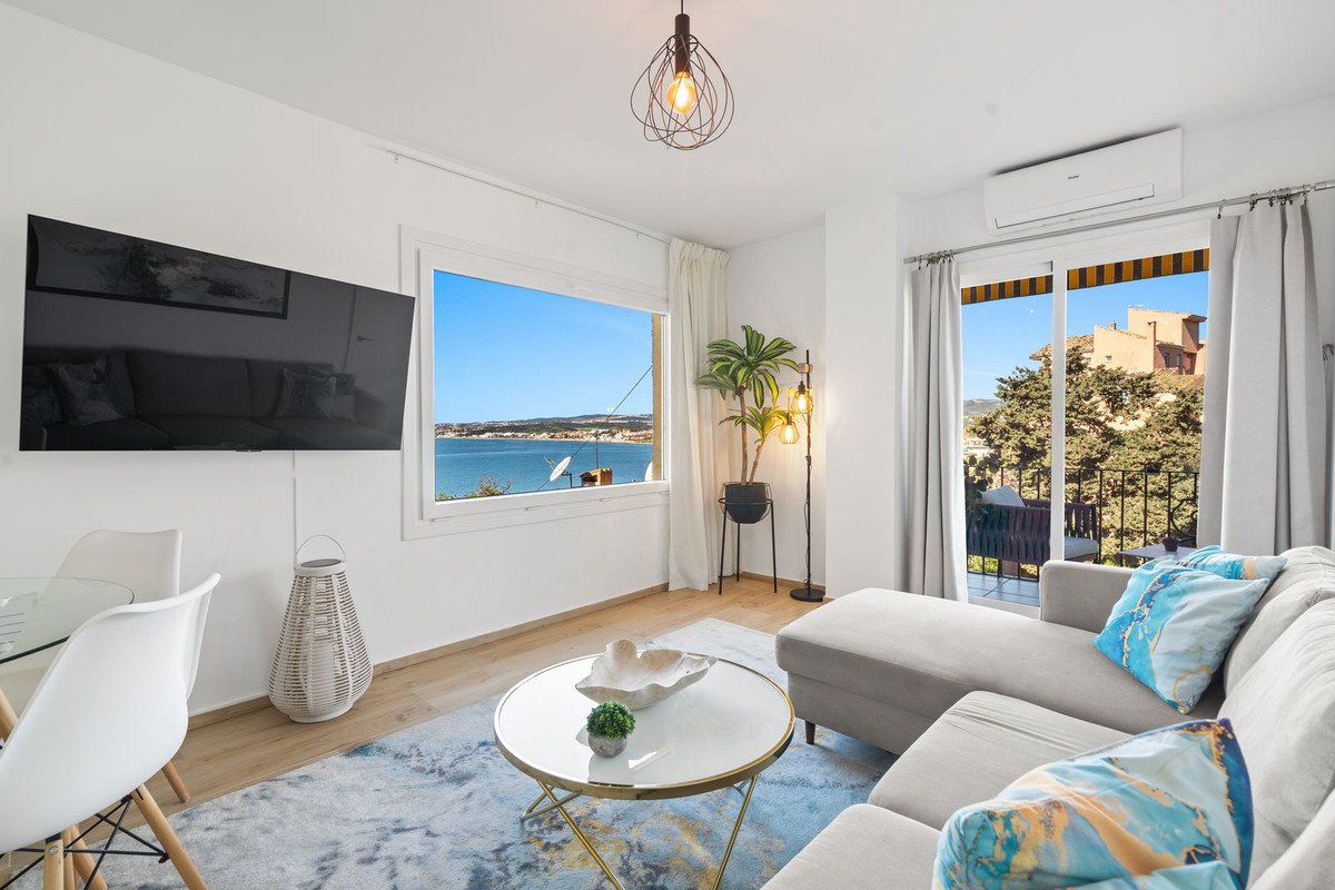 2 Bed Middle Floor Apartment in Estepona