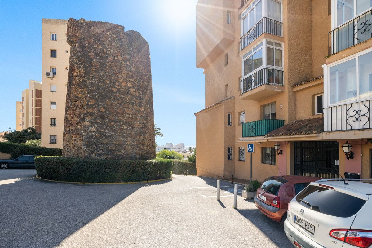 2 Bed Middle Floor Apartment in Estepona