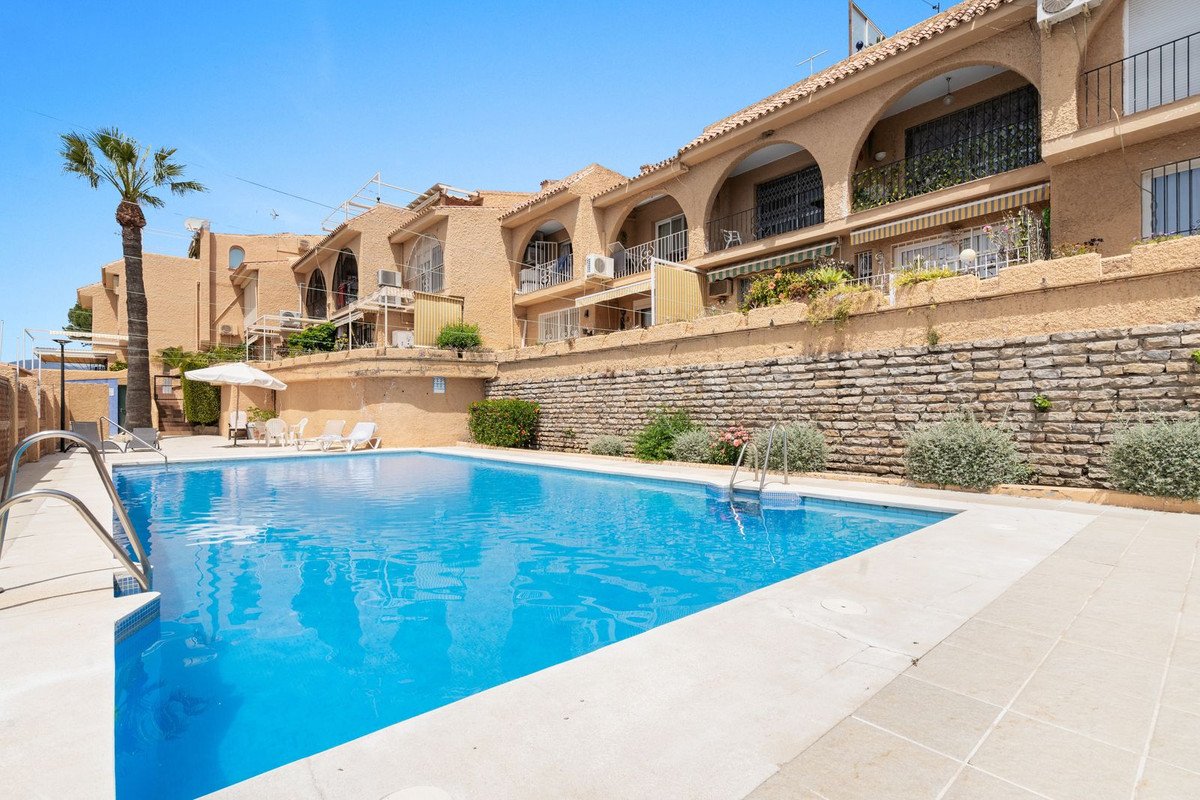 2 Bed Middle Floor Apartment in Estepona