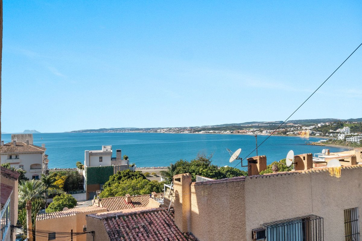 2 Bed Middle Floor Apartment in Estepona