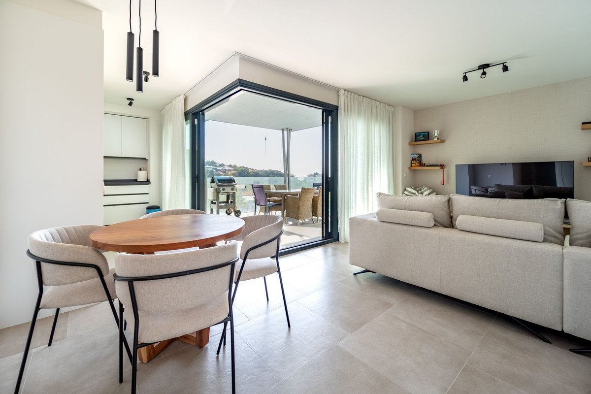 3 Bed Middle Floor Apartment in Los Pacos