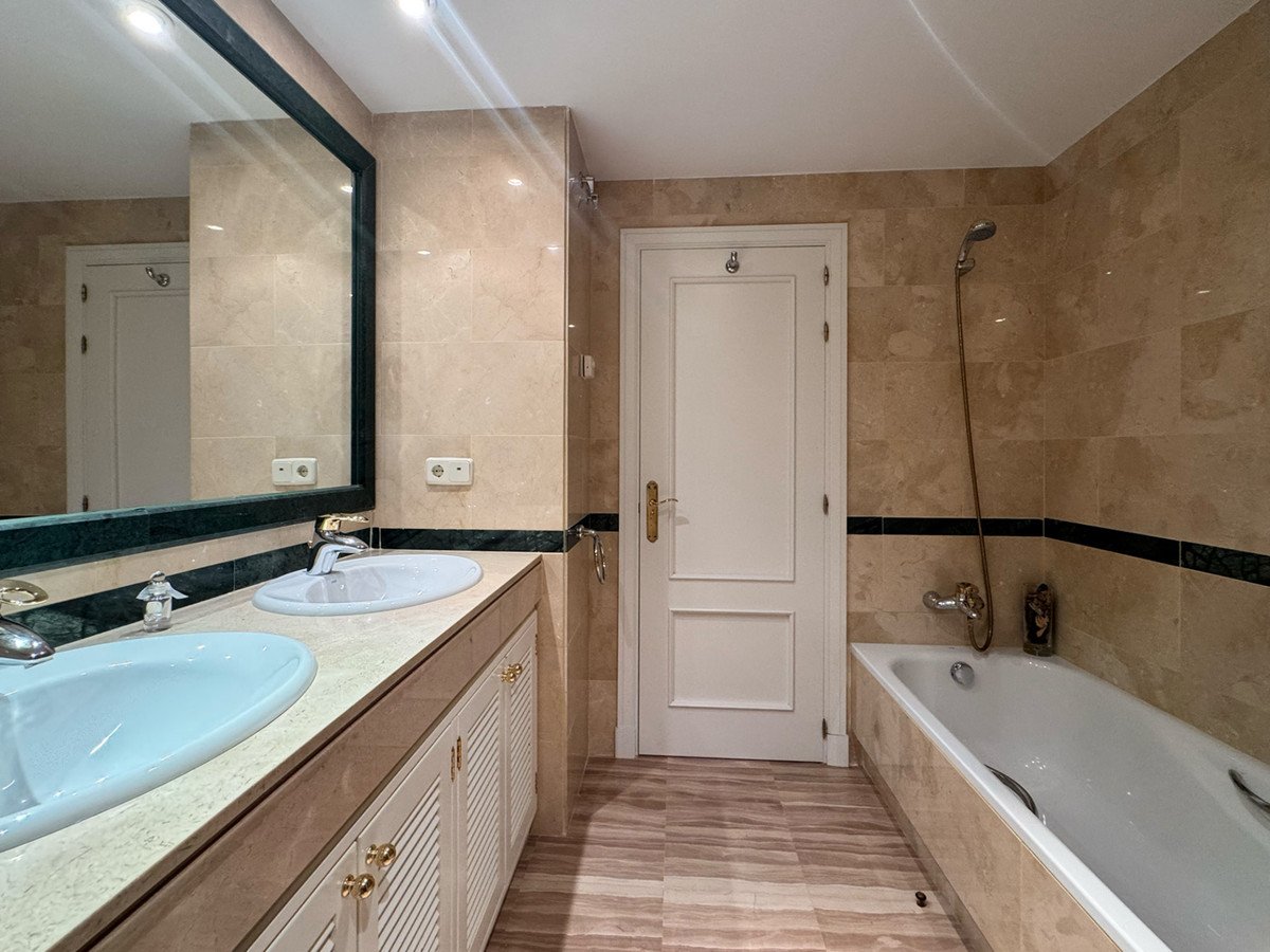 3 Bed Middle Floor Apartment in Elviria
