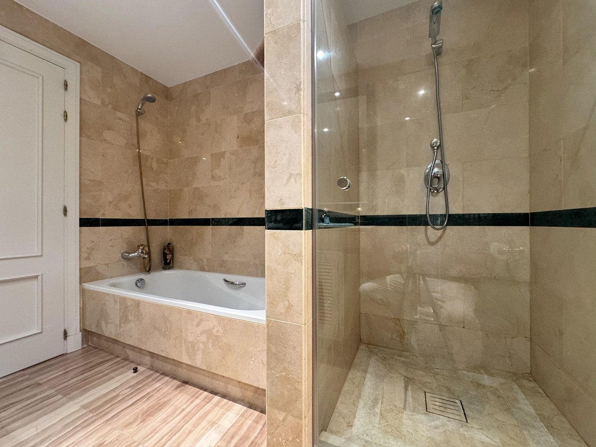 3 Bed Middle Floor Apartment in Elviria
