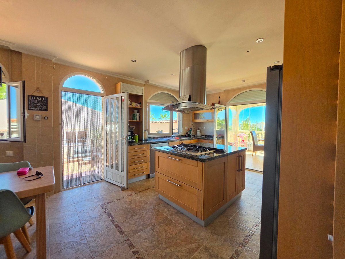 4 Bed Detached Villa in Pinoso