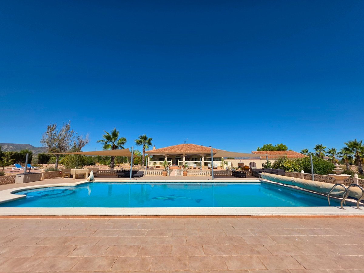 4 Bed Detached Villa in Pinoso