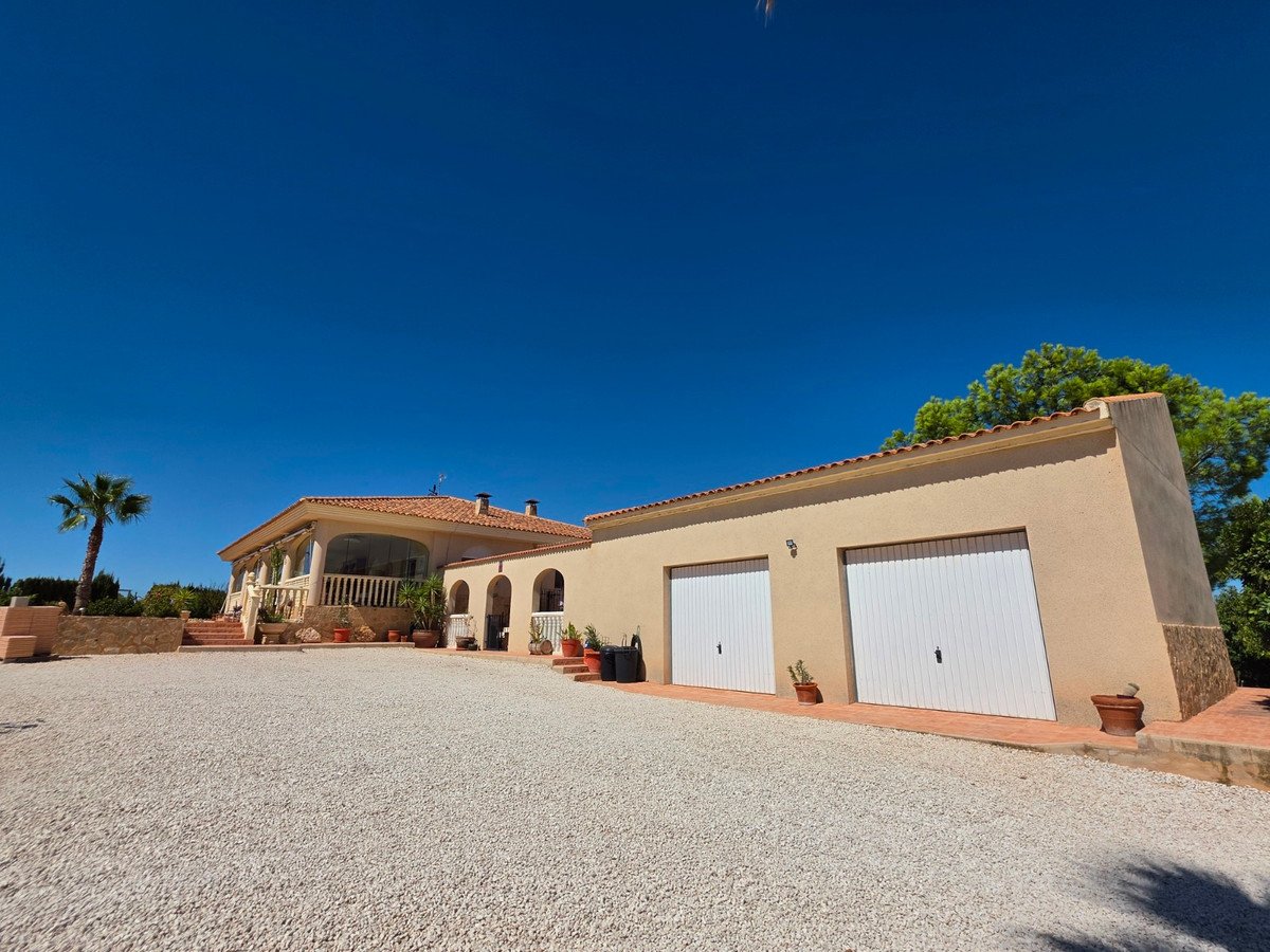 4 Bed Detached Villa in Pinoso