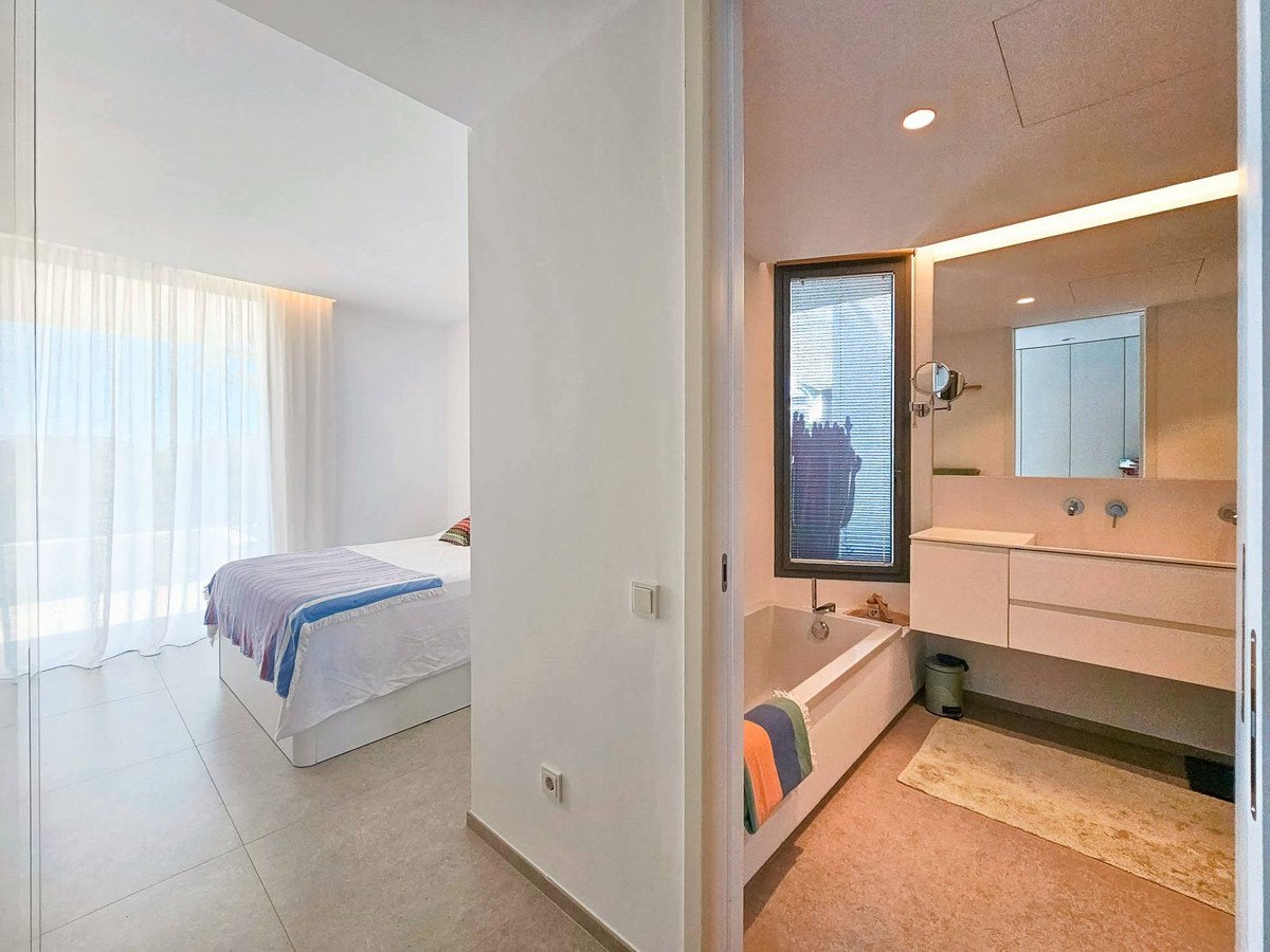 3 Bed Middle Floor Apartment in Los Arqueros