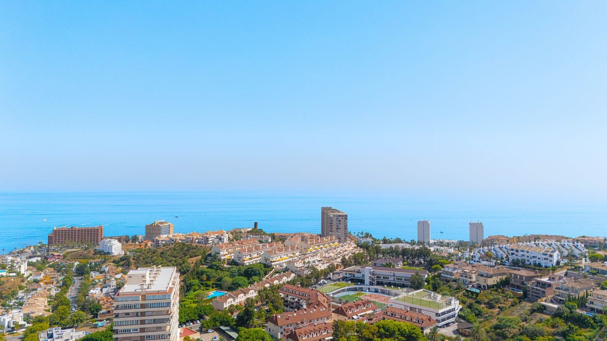 3 Bed Top Floor Apartment in Torrequebrada