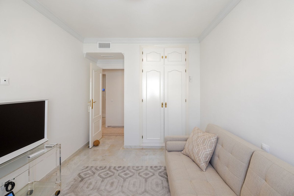 4 Bed Middle Floor Apartment in Marbella