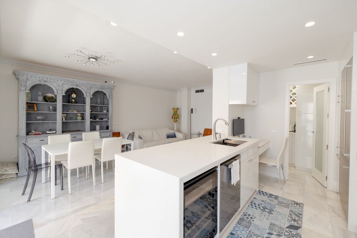 4 Bed Middle Floor Apartment in Marbella