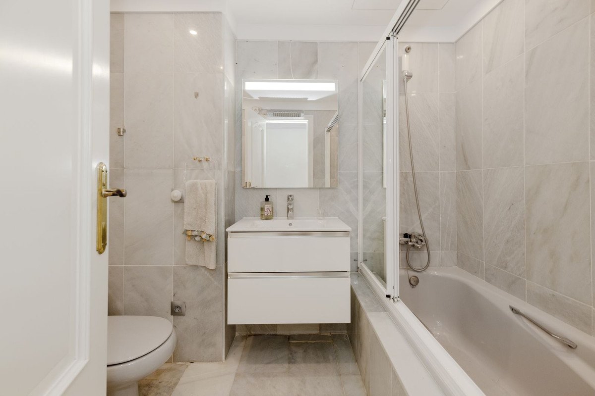 4 Bed Middle Floor Apartment in Marbella