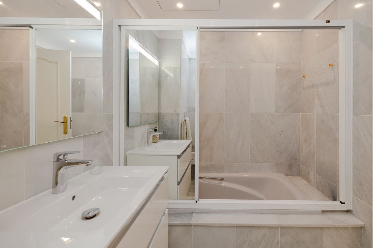 4 Bed Middle Floor Apartment in Marbella