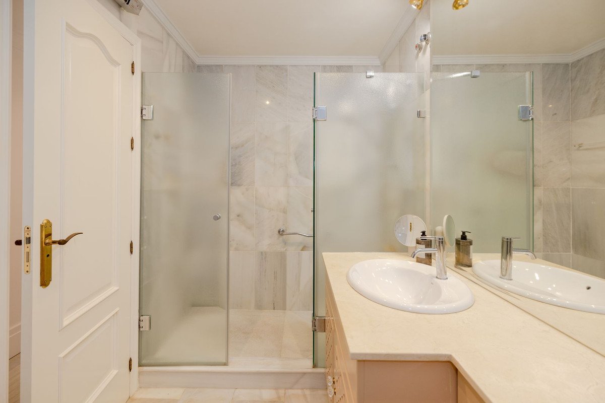 4 Bed Middle Floor Apartment in Marbella