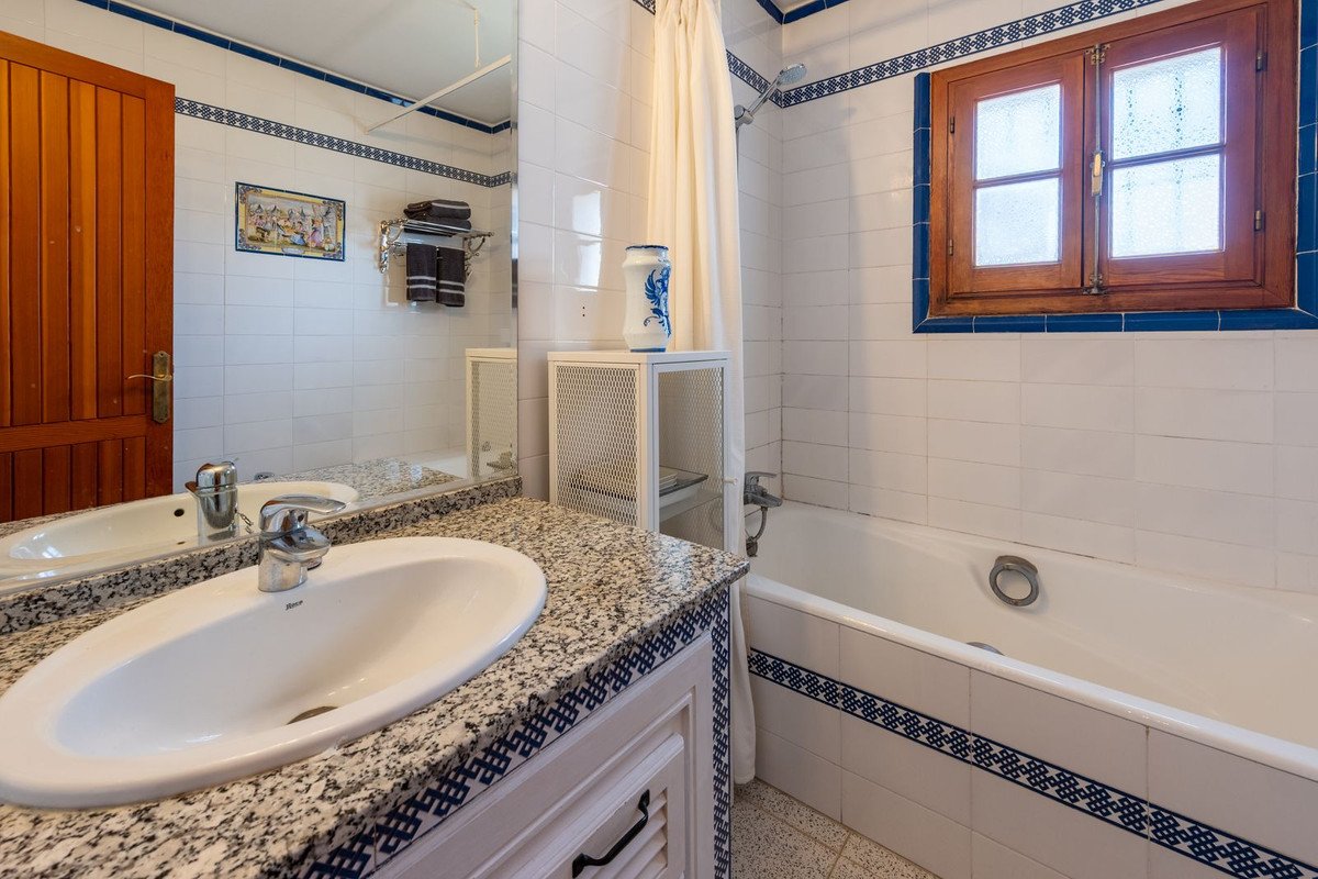 4 Bed Detached Villa in El Coto