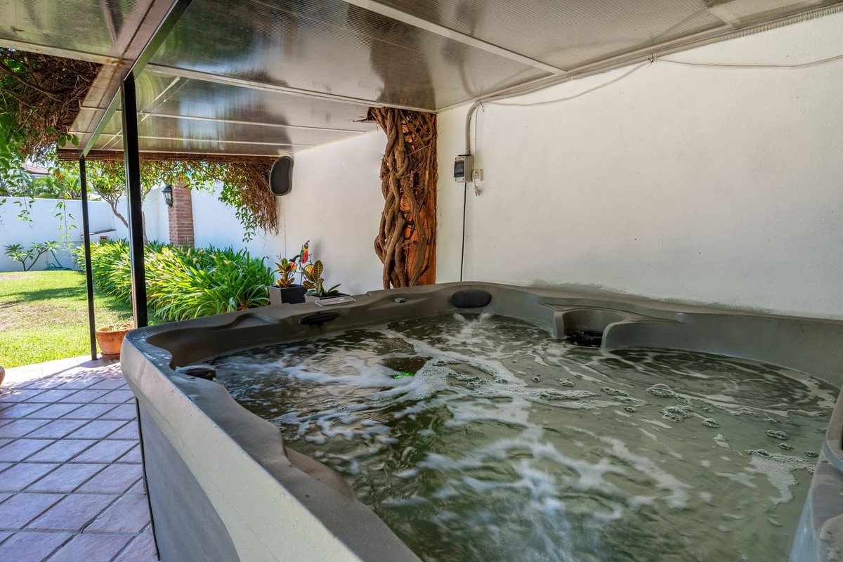 4 Bed Detached Villa in El Coto