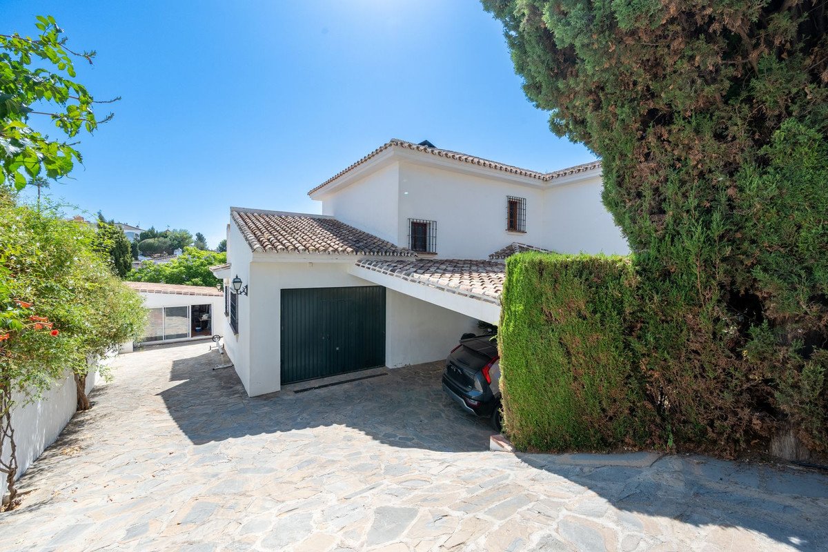 4 Bed Detached Villa in El Coto