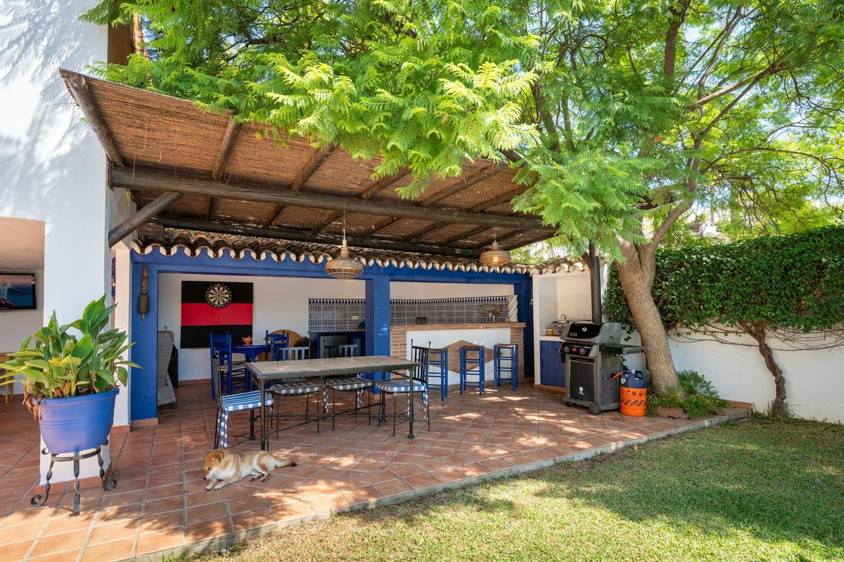 4 Bed Detached Villa in El Coto