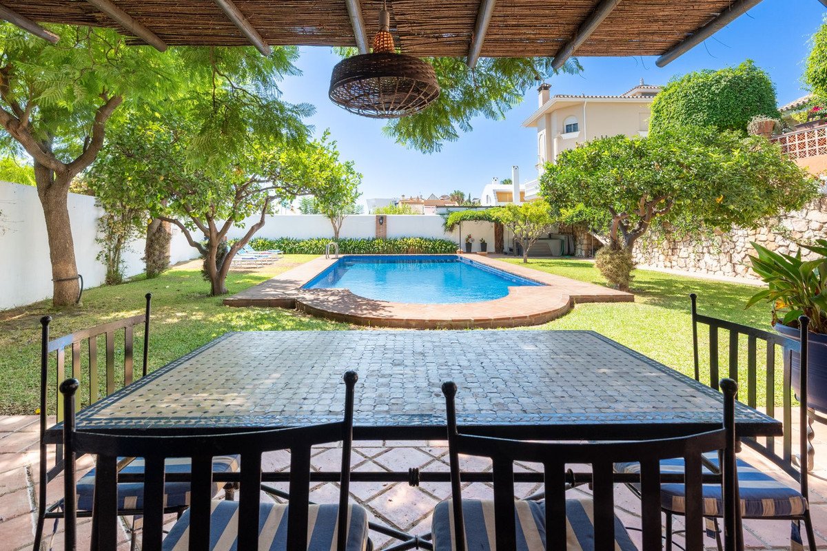 4 Bed Detached Villa in El Coto