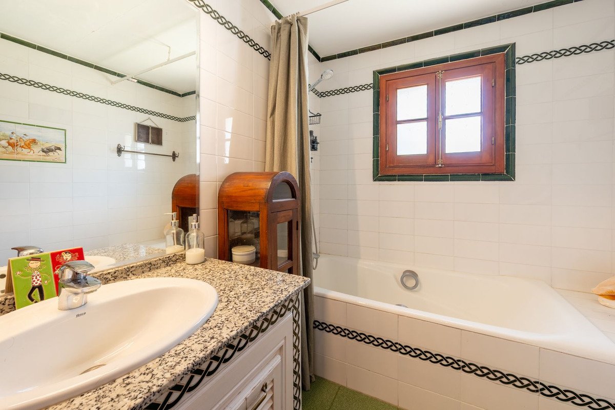 4 Bed Detached Villa in El Coto